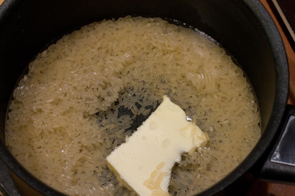 Boiling the rice with the butter and water