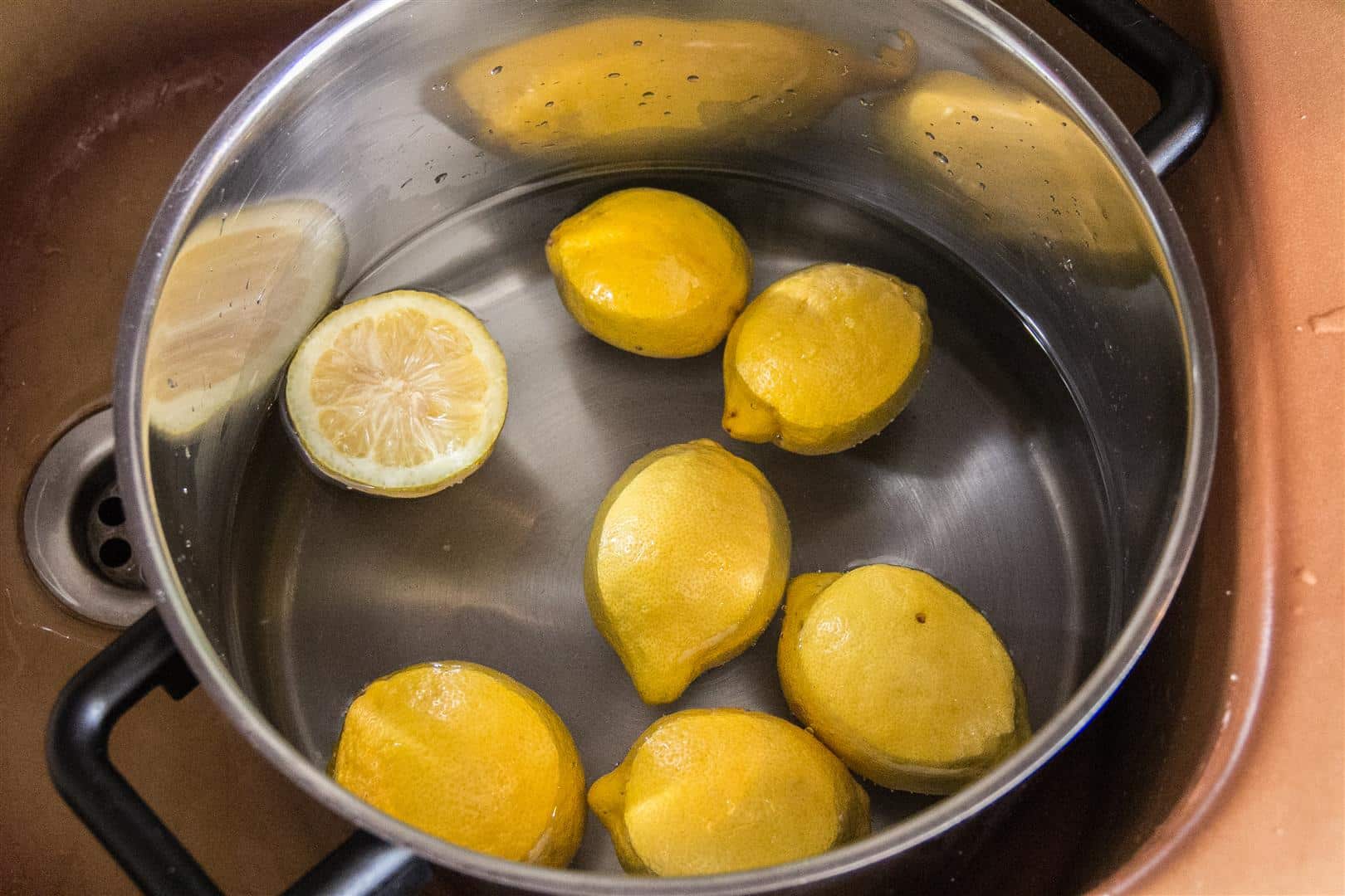 Лимоны в кастрюле